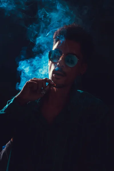 Schwarzer Junger Mann Mit Brille Zigarre Rauchend Mit Nebel Auf — Stockfoto