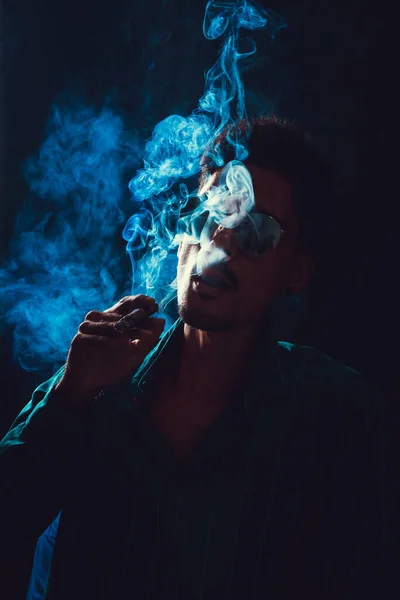Чернокожий Молодой Человек Очками Курит Сигару Туманом Черном Фоне Низкий — стоковое фото