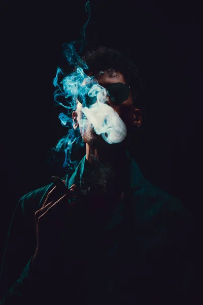 Чернокожий Молодой Человек Очками Курит Сигару Туманом Черном Фоне Низкий — стоковое фото