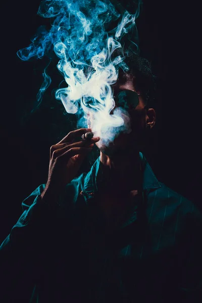 Schwarzer Junger Mann Mit Brille Zigarre Rauchend Mit Nebel Auf — Stockfoto