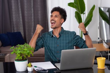 Uzaktan kumandalı adam. Genç Göçebe Telesekretere Laptop ile Seyahat Ediyor