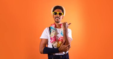 Karnaval - Brezilya Karnavalı kostümlü muhteşem siyah adam, arka planda izole edilmiş