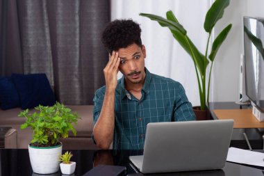 Uzaktan kumandadaki siyah adam. Genç Göçebe, Laptop 'la Masa' da Telesekretere Bağlandı