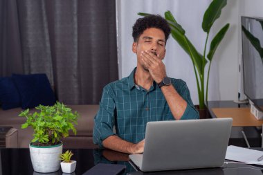 Uzaktan kumandadaki siyah adam. Genç Göçebe, Laptop 'la Masa' da Telesekretere Bağlandı
