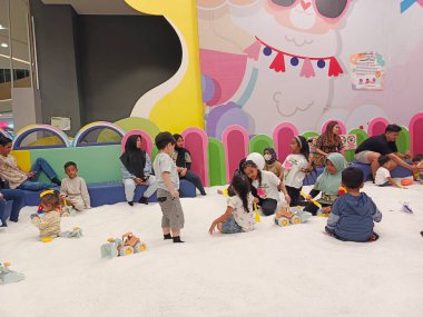 Pekanbaru, Endonezya - 22 Ocak 2025. Kum havuzunun içindeki çocuk oyun alanının atmosferi.