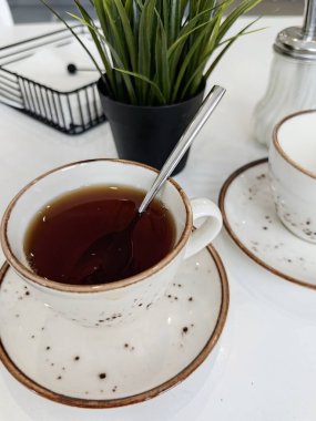 Sabah kahvaltısı için kafede bir fincan çay sizi dinlenmeye ve rahat bir atmosfere sokar..