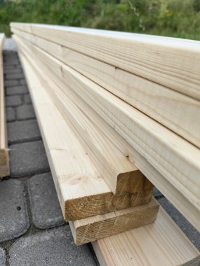 Cilalanmış ahşap kaplama. Ekranda pürüzsüz, asil bir ahşap var. Ahşap ve marangozluk dükkanları için arka plan veya ekran koruyucusu