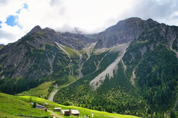 Dolomitlerdeki güzel dağların manzarası