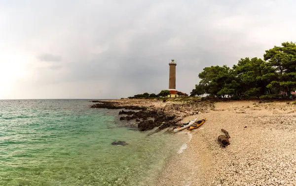 Yunan Denizi adasındaki Akdeniz adası.
