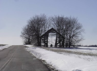 Kırsal ahır yıkılıyor.