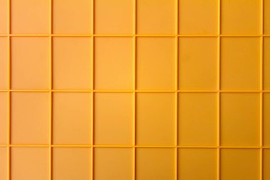 Kabartmalı ızgara desenli sarı plastik yüzey soyut doku, tırtıklı veya güçlendirilmiş plastik zemin arkaplan veya grafik tasarımı için duvar kağıdı