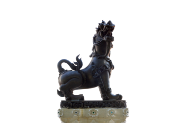 Beyaz arkaplanda kırpma yolu olan bir aslan heykeli