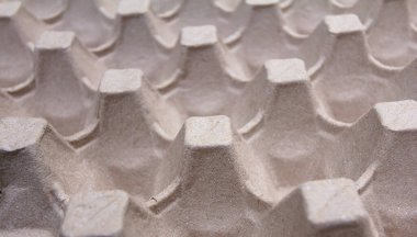 Boş kağıt yumurta tepsisi açı açısı, doku ya da arka plan. Karton yumurta tepsisinin arka planını kapatın. Seçici odak.