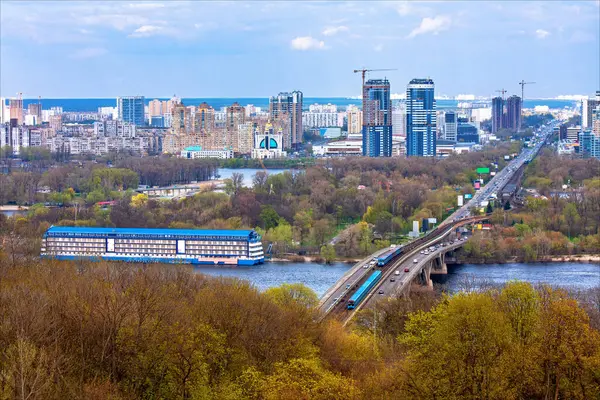 Yükseklerden bir şehir. Dinyeper Nehri ve metro köprüsünün manzarası. Kiev, Ukrayna.