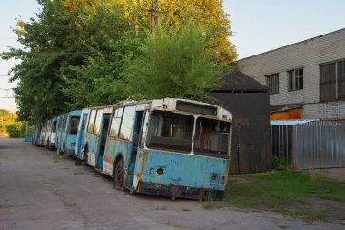 Ukrayna 'nın tramvay depolarından birinde terk edilmiş eski mavi tramvaylar..