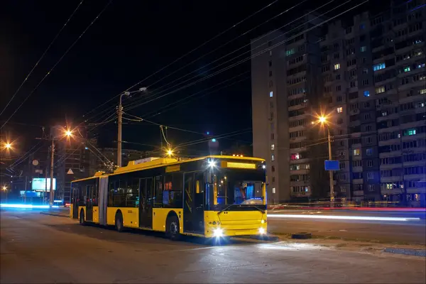 Akşam Kiev (Ukrayna) şehir trafiği arasında modern sarı troleybüs)