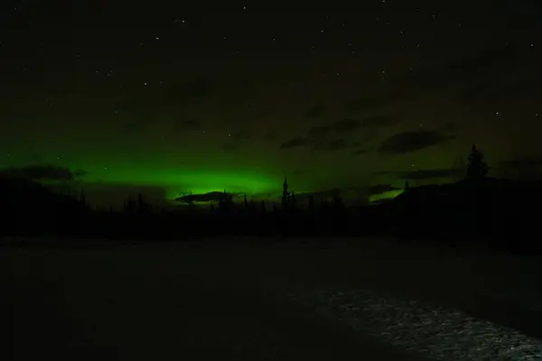 Kuzey Işıkları ya da Yukon Kanada 'da Aurora Borealis olarak da bilinir.