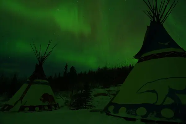 Kuzey Işıkları ya da Yukon Kanada 'da Aurora Borealis olarak da bilinir.