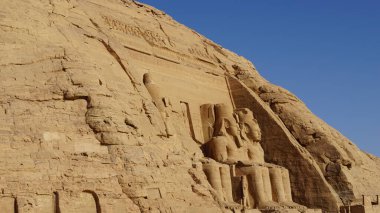 Abu Simbel Tapınağı sınıra yakın güneşli bir günde