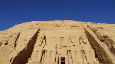 Abu Simbel Tapınağı sınıra yakın güneşli bir günde
