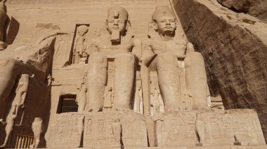 Abu Simbel Tapınağı sınıra yakın güneşli bir günde