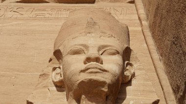 Abu Simbel Tapınağı sınıra yakın güneşli bir günde