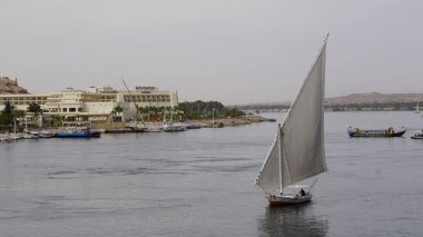 Aswan yakınlarındaki Mısır 'da Nil nehrinde bir tekne.