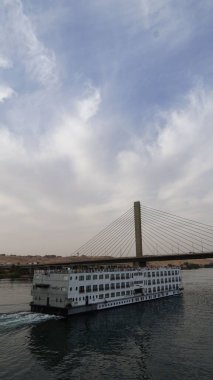 Aswan yakınlarındaki Mısır 'da Nil nehrinde bir tekne.