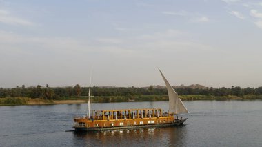 Aswan yakınlarındaki Mısır 'da Nil nehrinde bir tekne.