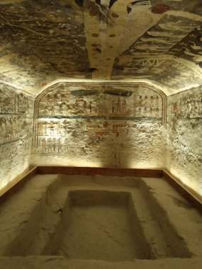 Eski Mısır 'ın sisli bir gününde Karabak Tapınağı