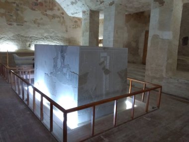 Eski Mısır 'ın sisli bir gününde Karabak Tapınağı