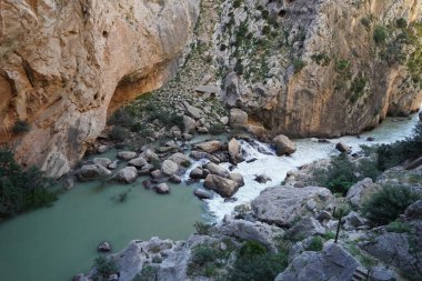 Malaga İspanya 'da, kralların yürüyüş yolu Caminito del rey' de dar patikalar, Gaitanes vadisinin dağlık uçurumlarının doğal güzellikleri boyunca uzanır.