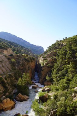 Malaga İspanya 'da, kralların yürüyüş yolu Caminito del rey' de dar patikalar, Gaitanes vadisinin dağlık uçurumlarının doğal güzellikleri boyunca uzanır.