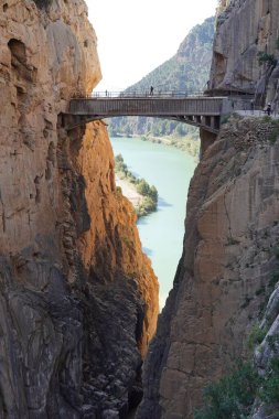Malaga İspanya 'da, kralların yürüyüş yolu Caminito del rey' de dar patikalar, Gaitanes vadisinin dağlık uçurumlarının doğal güzellikleri boyunca uzanır.