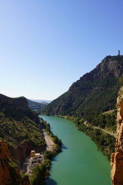 Malaga İspanya 'da, kralların yürüyüş yolu Caminito del rey' de dar patikalar, Gaitanes vadisinin dağlık uçurumlarının doğal güzellikleri boyunca uzanır.