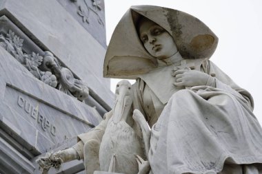 Havana Küba 'daki mezarlıkta beyaz mermer mezar taşlarından melekler.