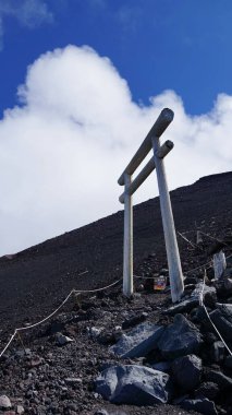 Beyaz Tori Dağı 'nın kapıları. Japonya 'da kayalarla Fuji