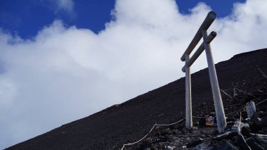 Beyaz Tori Dağı 'nın kapıları. Japonya 'da kayalarla Fuji