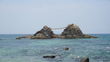 Fukuoka 'nın Itoshima Plajı, Sakurai Futamigaura adlı birkaç kayanın önündeki beyaz Shinto torii kapısı ile ünlüdür..
