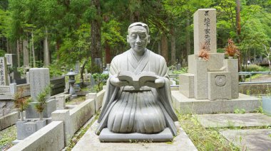 Antik Mezarlık, gündüz vakti Okunoin Mezarlığı 'nın içinde Wakayama Japonya.