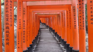 Fushimi Inari Tapınağı güzel Kyoto Japonya 'da kırmızı kapılar