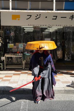 Osaka 'nın rastgele bir caddesinde farklı sözleşmelerle Cosplay