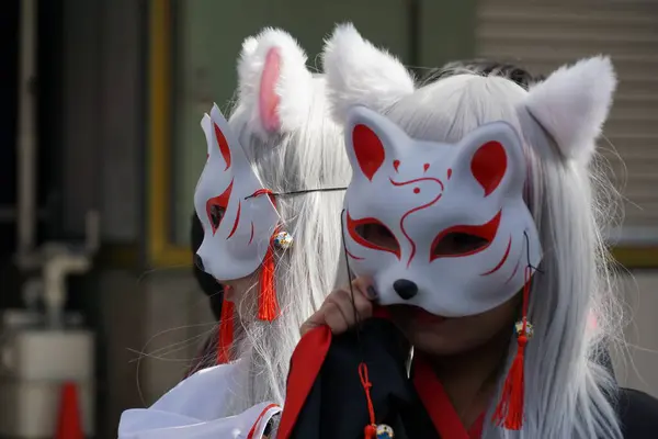 Osaka 'nın rastgele bir caddesinde farklı sözleşmelerle Cosplay