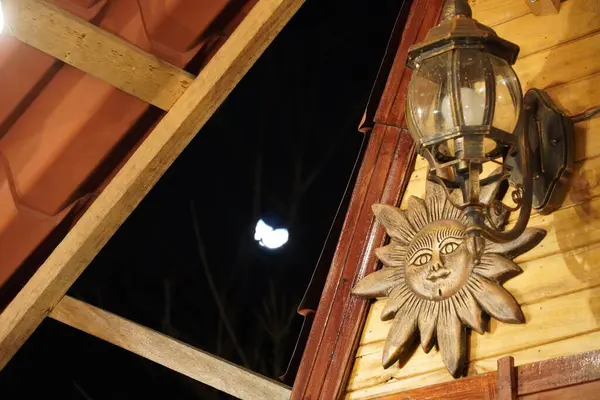 Kosta Rika 'da gece vakti ay ve güneş kulübeleri