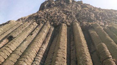 Yarım bulutlu bir günde Kuzey İrlanda 'da Dev Geçidi