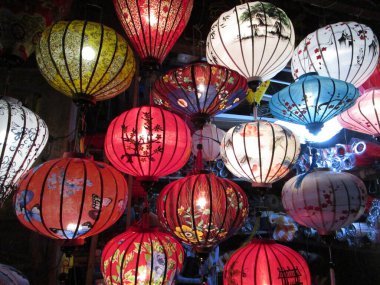 Vietnam pazarında Han Oi 'deki Ev Yapımı Fenerler' i seçmek.