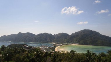 phi adasının panoramik görüntüsü THAILAND, dağlar binalar ve okyanus manzarası