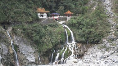 Taroko vadisi ve tapınağı Hualien Tayvan 'daki Taroko Ulusal Parkı' nda.