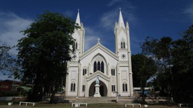 Beyaz Katolik kilisesi dekore edilmiş ve melekler ile Aziz Mary heykeli, Puerto Princessa, Palawan. Filipinler