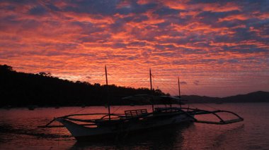 El Nido, Filipinler 'deki Vanilya sahilinde gün batımı resmi, altın saat.